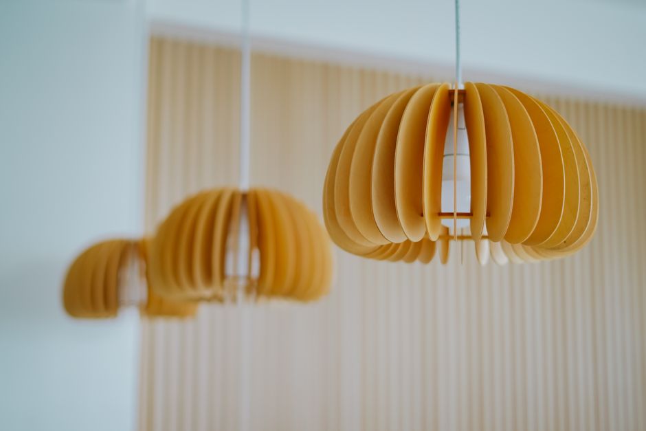 Moderne Holz-Pendelleuchte in einem stilvollen Esszimmer, das warmes Licht verbreitet und eine gemütliche Atmosphäre schafft.